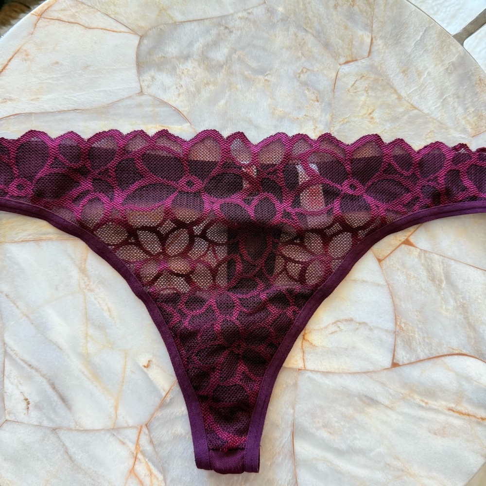 Gorgeous Victoria’s Secret Very Sexy Thong Panty Lace Satin Silky V-String Large